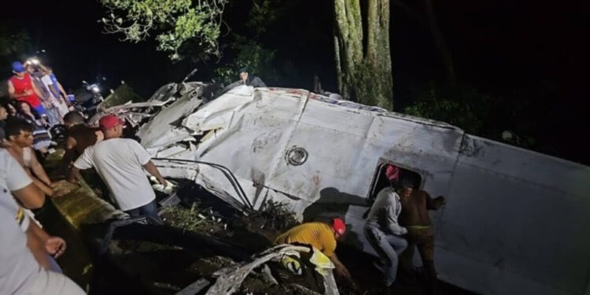Una mujer murió luego de que un autobús a cayó a un barranco en la carretera de Choroní 