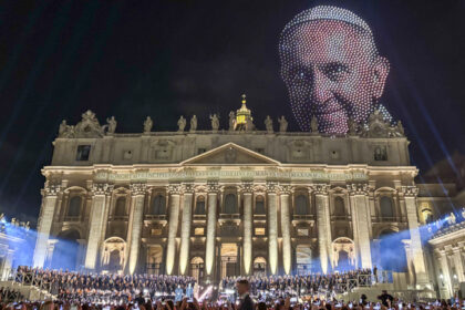Karol G cantó por la fraternidad en un memorable macroconcierto en la plaza vaticana