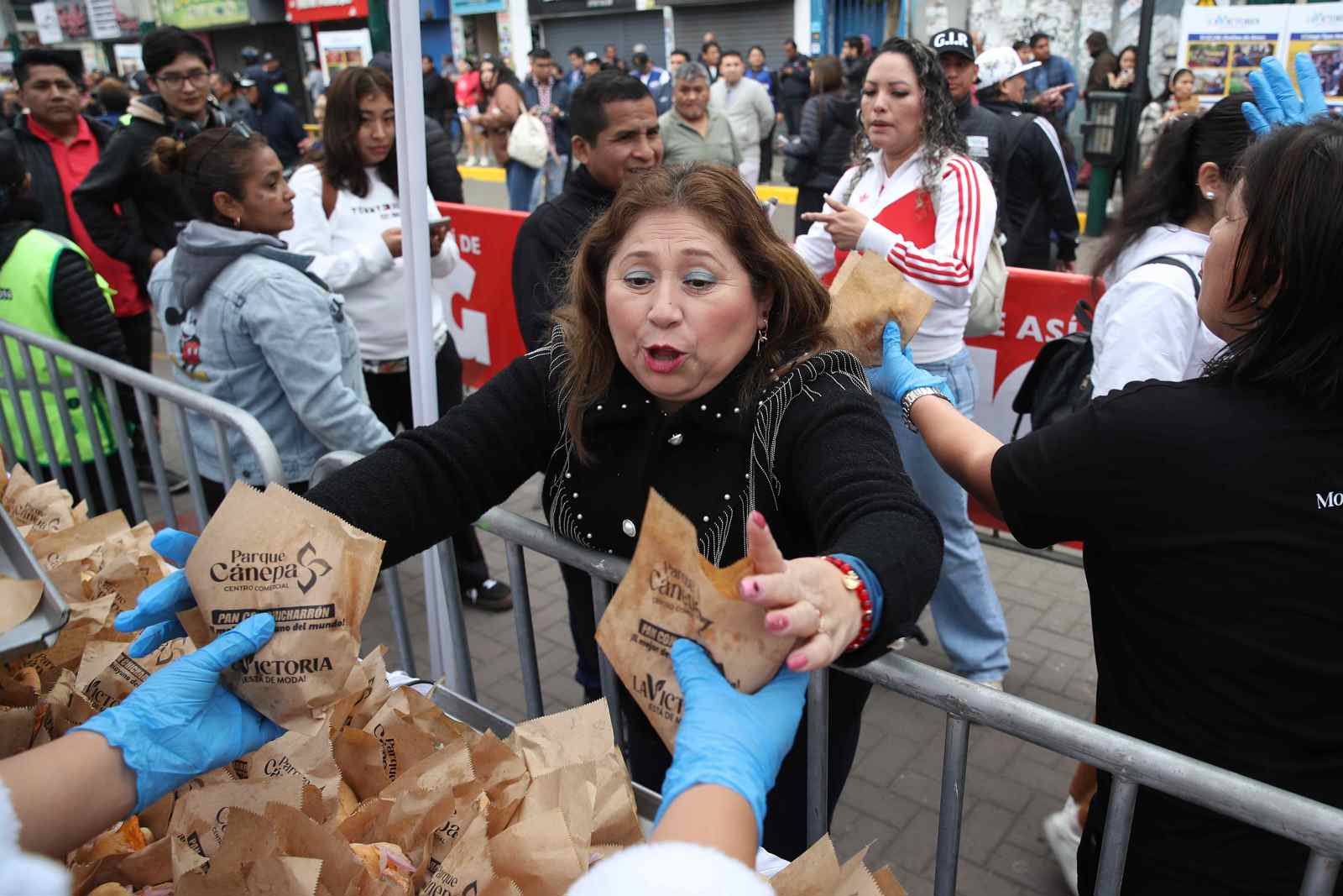 Reparten 10.000 panes con chicharrón en Perú para celebrar triunfo en Mundial de Desayunos
