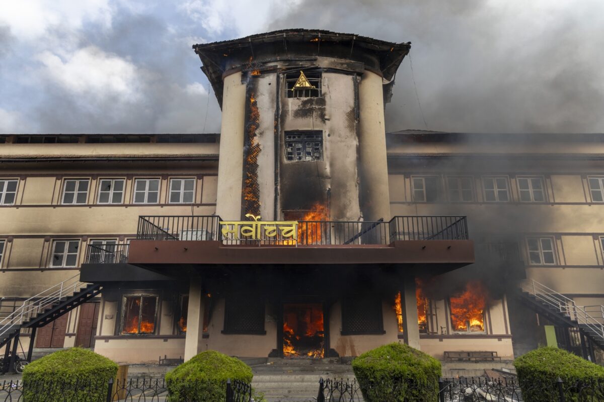 En imágenes: protestas en Nepal dejan al menos 25 muertos, incendios y la renuncia del primer ministro