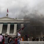 En imágenes: protestas en Nepal dejan al menos 25 muertos, incendios y la renuncia del primer ministro