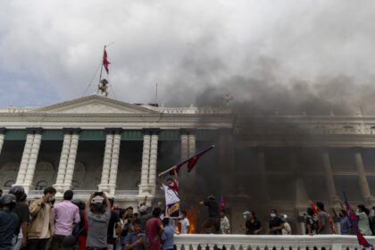 En imágenes: protestas en Nepal dejan al menos 25 muertos, incendios y la renuncia del primer ministro