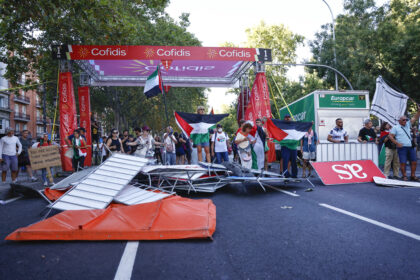 En imágenes: la Vuelta a España terminó entre disturbios de manifestantes propalestinos