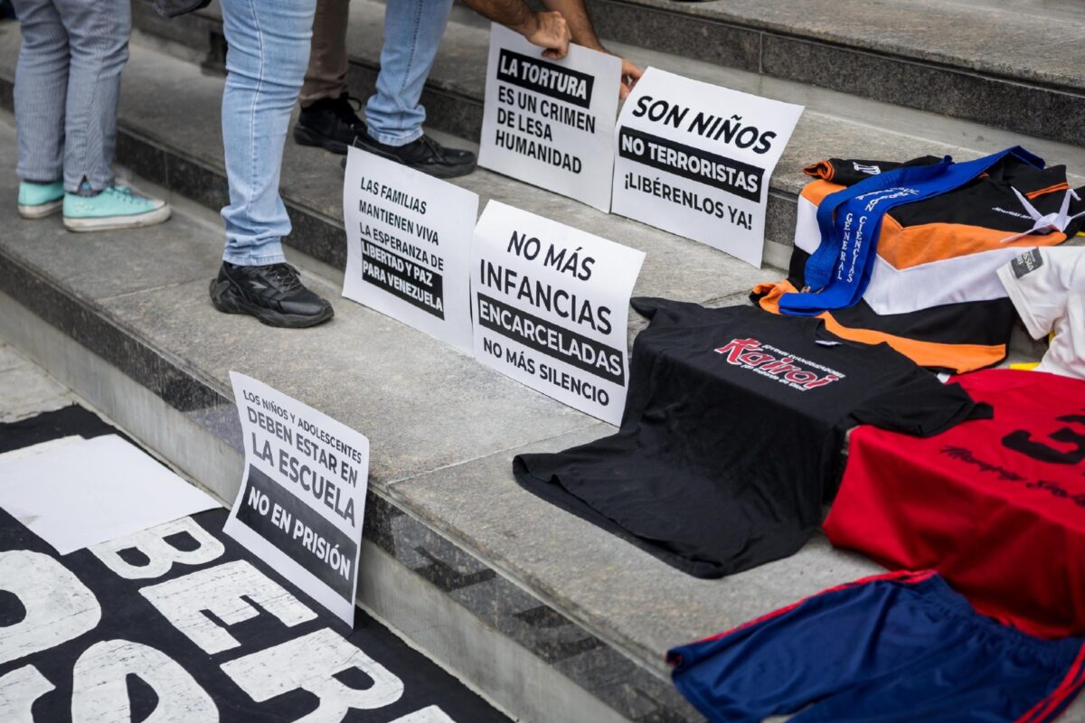 Ignorados por la justicia: cuatro adolescentes permanecen detenidos por razones políticas en Venezuela