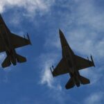 Cómo son los aviones F-16 que EE UU dijo que volaron sobre sus buques de guerra en el Caribe