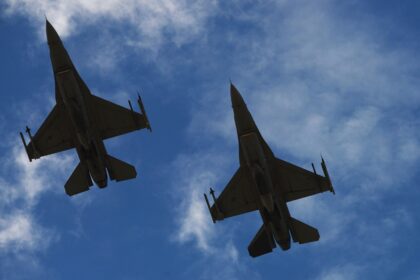 Cómo son los aviones F-16 que EE UU dijo que volaron sobre sus buques de guerra en el Caribe