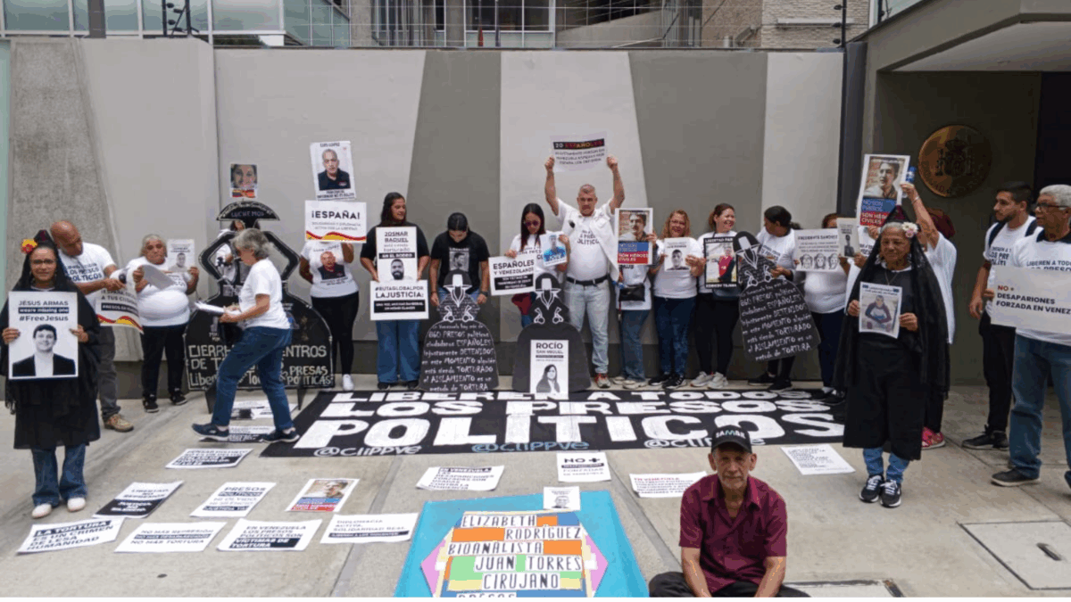 Familiares de presos políticos manifestaron frente a la Embajada de España en Caracas