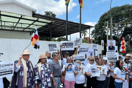 Familiares de presos políticos manifestaron frente a la Embajada de Bolivia en Caracas