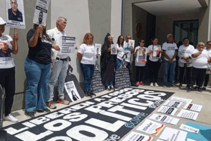 Familiares de presos políticos manifestaron frente a la Embajada de España en Caracas