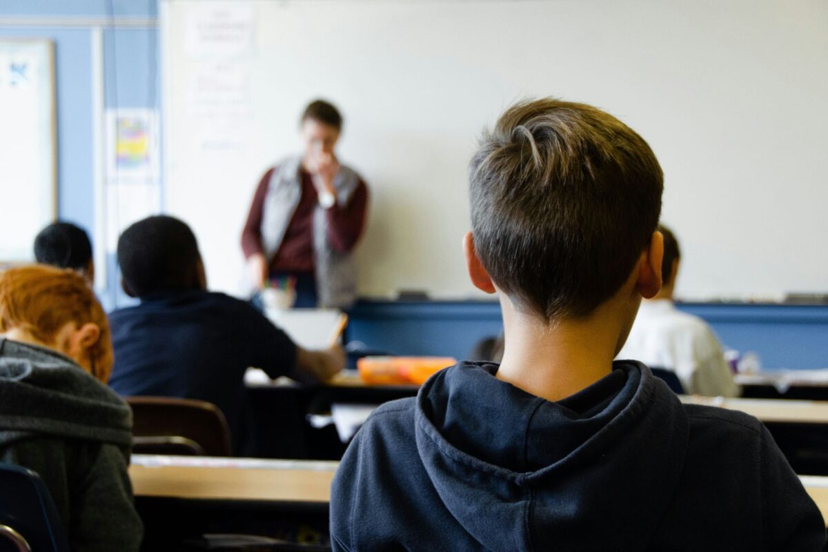 ¿Qué países han restringido el uso de teléfonos celulares en las escuelas?
