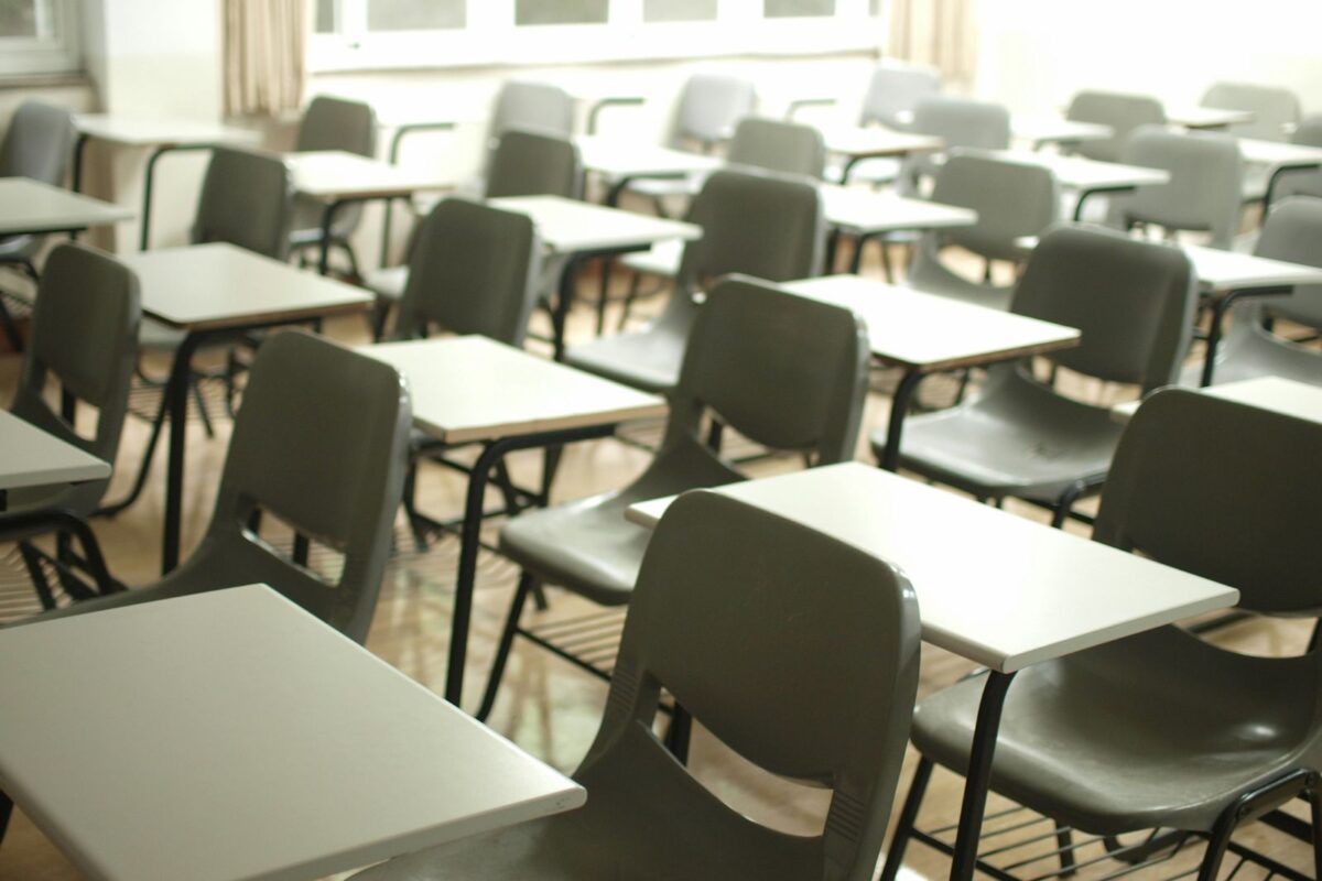 ¿Qué países han restringido el uso de teléfonos celulares en las escuelas?