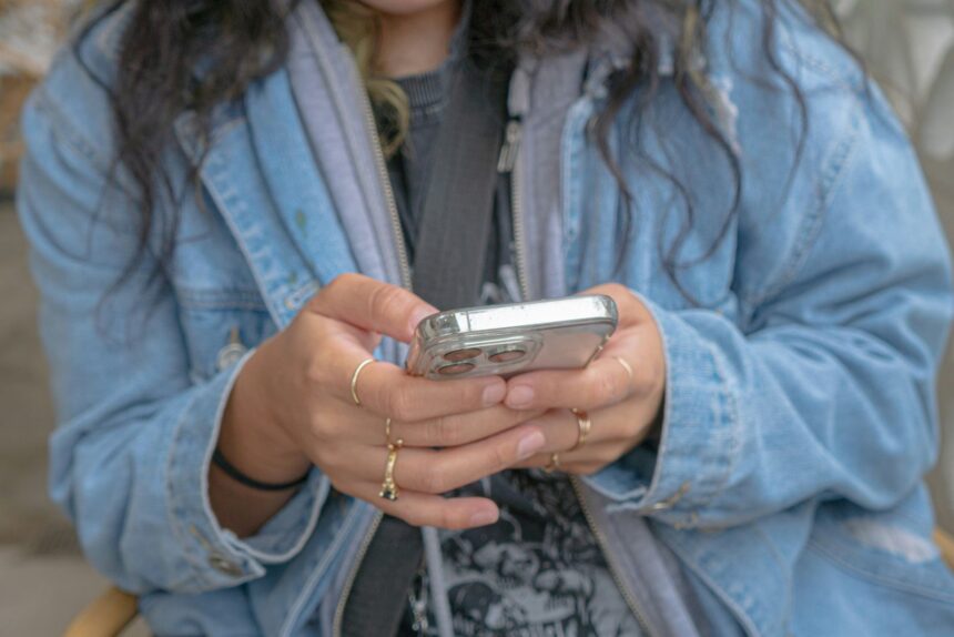 ¿Qué países han restringido el uso de teléfonos celulares en las escuelas?