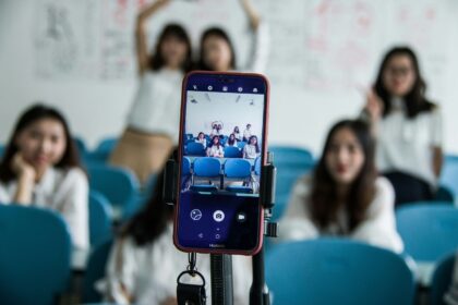 ¿Qué países han restringido el uso de teléfonos celulares en las escuelas?