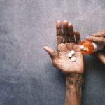 ¿Qué es la polimedicación y cómo afecta a la salud de los adultos mayores?