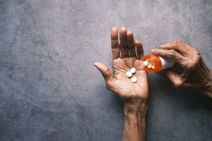 ¿Qué es la polimedicación y cómo afecta a la salud de los adultos mayores?