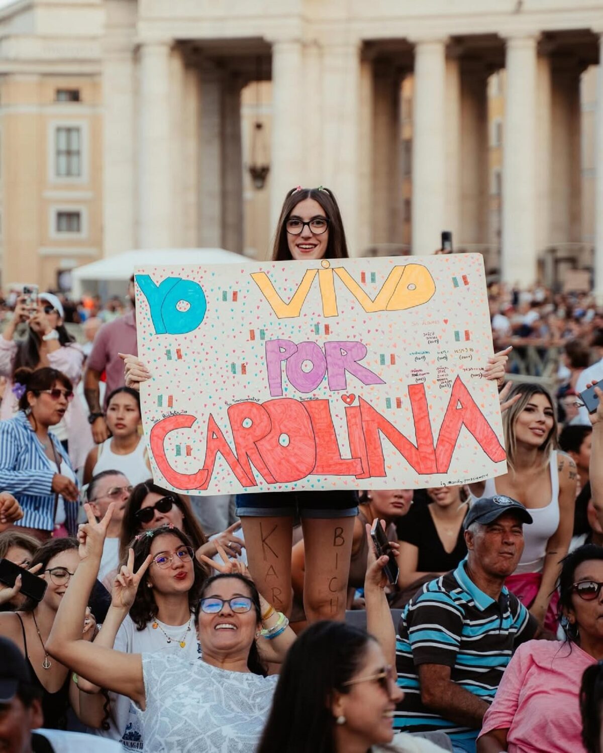Karol G cantó por la fraternidad en un memorable macroconcierto en la plaza vaticana
