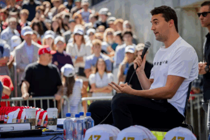 Quién era Charlie Kirk, el activista y aliado de Donald Trump que murió tras ser baleado en un mitin en Utah