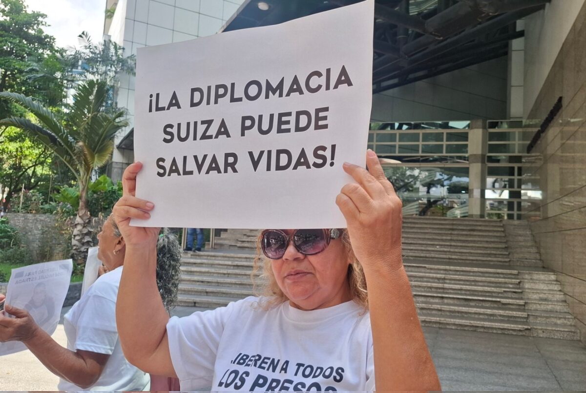 Familiares de presos políticos se concentraron frente a la Embajada de Suiza en Caracas