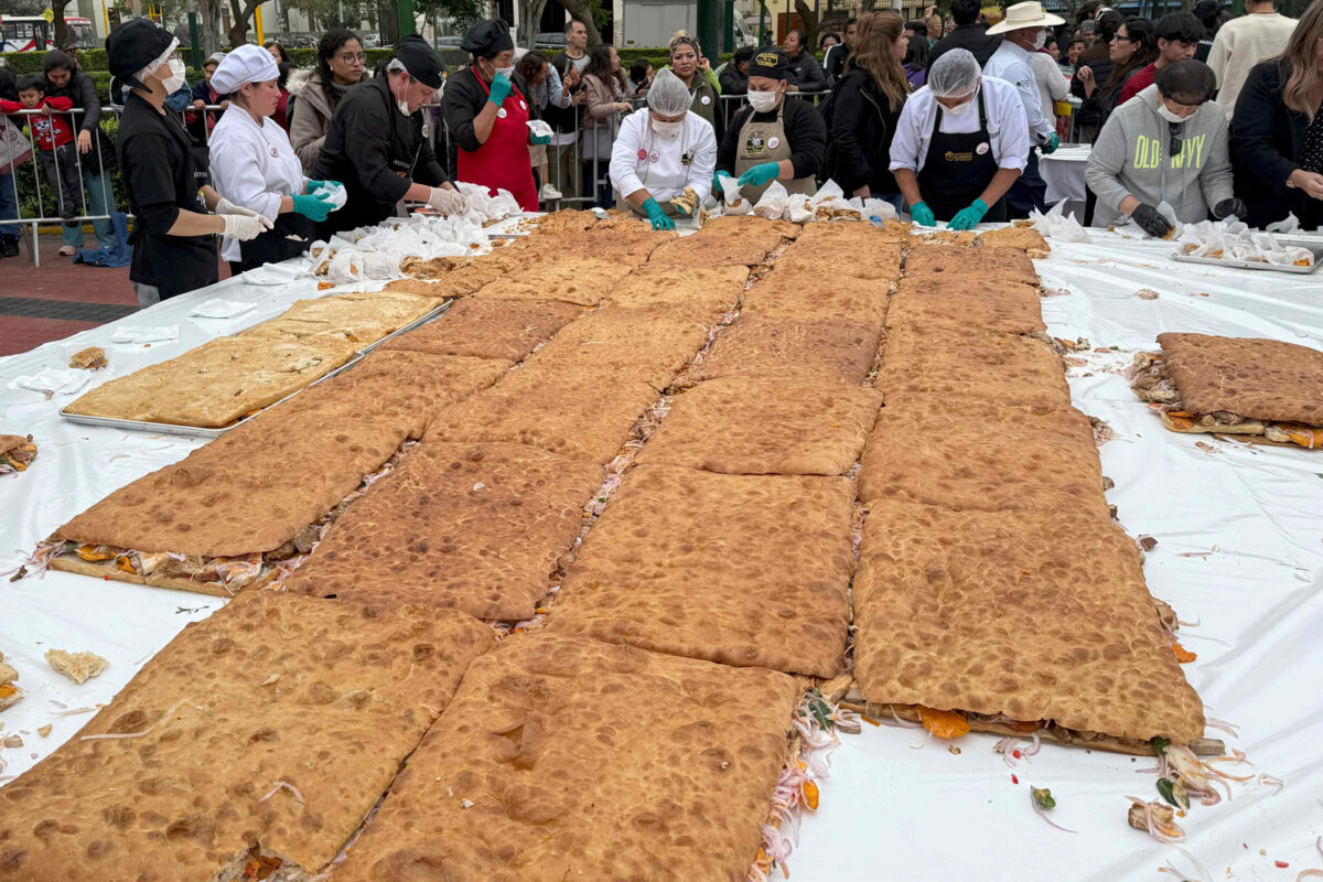 Reparten 10.000 panes con chicharrón en Perú para celebrar triunfo en Mundial de Desayunos
