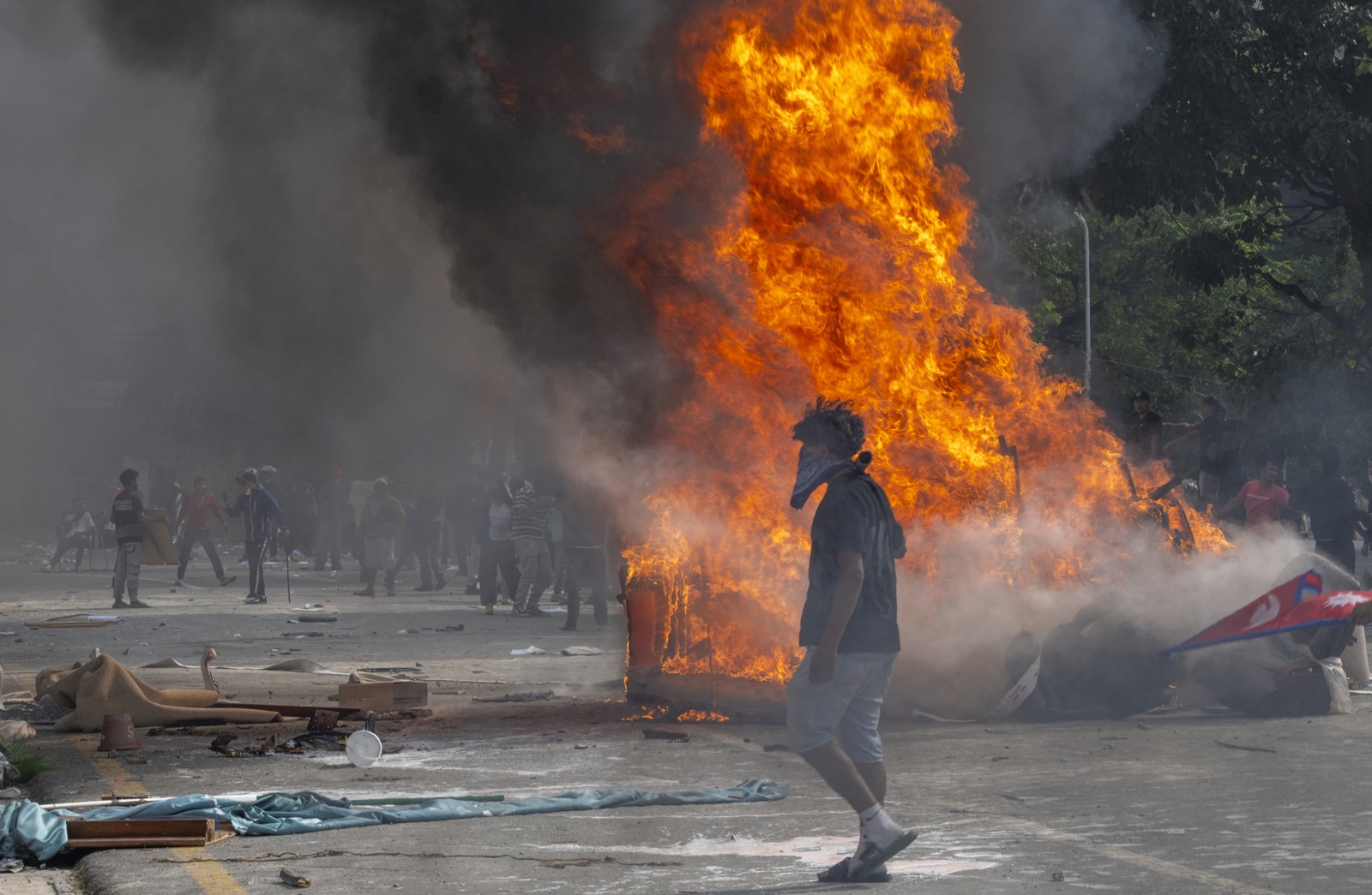 En imágenes: protestas en Nepal dejan al menos 25 muertos, incendios y la renuncia del primer ministro