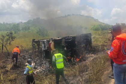 Reportaron varios muertos y heridos tras incendio de una unidad de transporte público en Bolívar