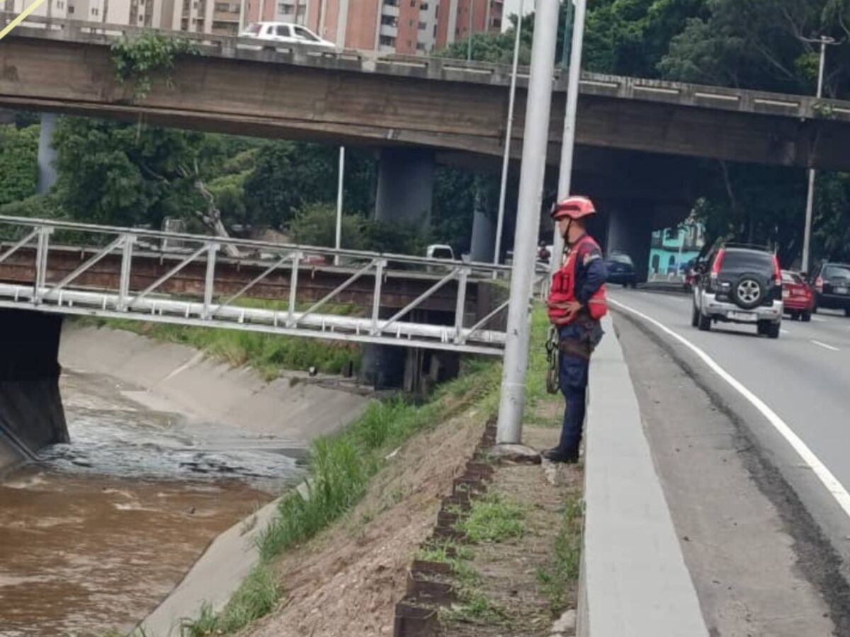 Autoridades continúan por tercer día consecutivo la búsqueda de hombre que cayó al río Guaire