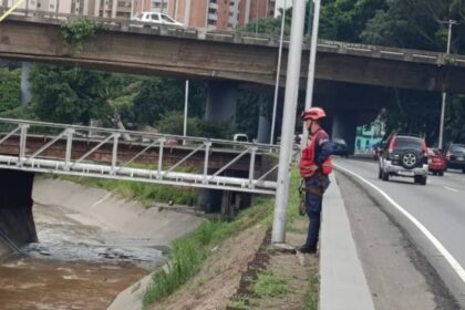 Autoridades continúan por tercer día consecutivo la búsqueda de hombre que cayó al río Guaire
