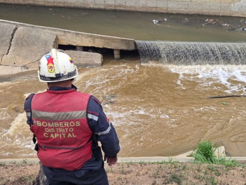 Autoridades continúan por tercer día consecutivo la búsqueda de hombre que cayó al río Guaire