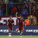 La Vinotinto le gana 2-1 a Colombia y roza su pase al repechaje