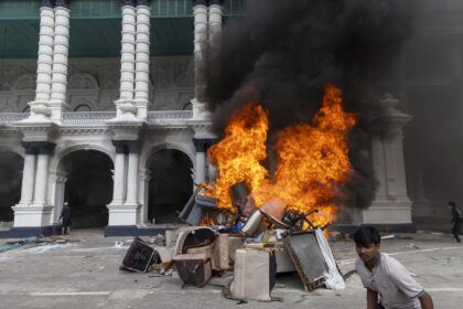 En imágenes: protestas en Nepal dejan al menos 25 muertos, incendios y la renuncia del primer ministro