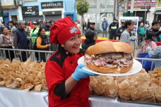 Reparten 10.000 panes con chicharrón en Perú para celebrar triunfo en Mundial de Desayunos