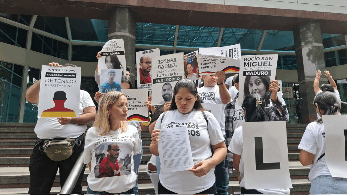 La ONG Foro Penal informó que hay 838 presos políticos en Venezuela Familiares de presos políticos manifestaron frente a la Embajada de Alemania en Caracas