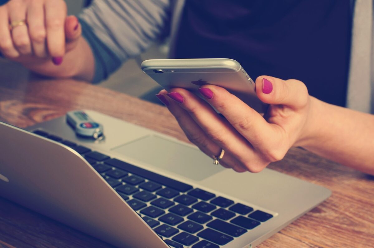 61 % de las jóvenes venezolanas sufrió o conoce a alguna víctima de violencia digital contra las mujeres