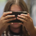 Estudio indica que los niños con control parental del celular duermen y estudian mejor