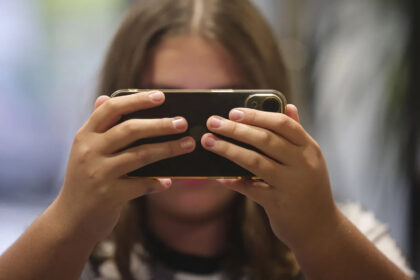 Estudio indica que los niños con control parental del celular duermen y estudian mejor