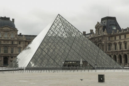 Museo del Louvre estima en 88 millones de euros el valor de las joyas robadas