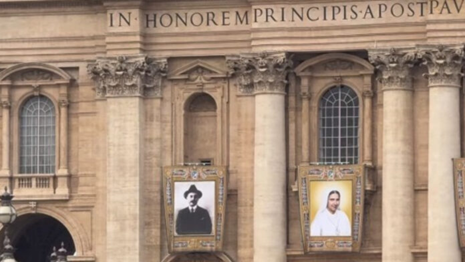 Exponen las imágenes de José Gregorio Hernández y Carmen Rendiles en la fachada de la Basílica de San Pedro en el Vaticano