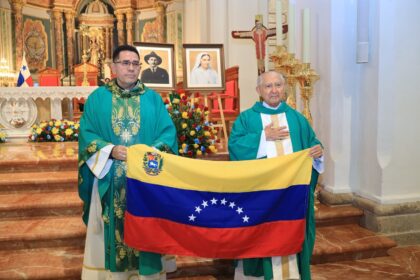Entre imágenes y oraciones: la diáspora venezolana honró a sus primeros santos 