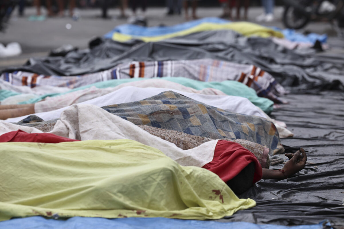 Hallaron 40 cadáveres en favelas tras operativo policial en Río de Janeiro