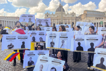 Venezolanos protestaron en Roma para pedir la liberación de presos políticos previo a la canonización