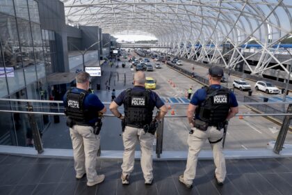 EE UU eliminó la renovación automática de los permisos de trabajo para ciertos migrantes