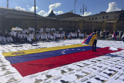 Venezolanos protestaron en Roma para pedir la liberación de presos políticos previo a la canonización