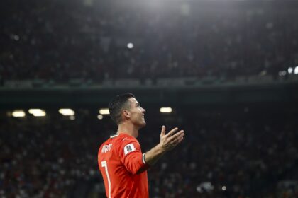 Quiénes son los 10 futbolistas mejor pagados de 2025