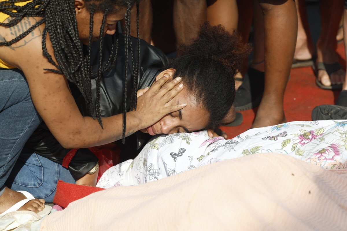 Hallaron 40 cadáveres en favelas tras operativo policial en Río de Janeiro