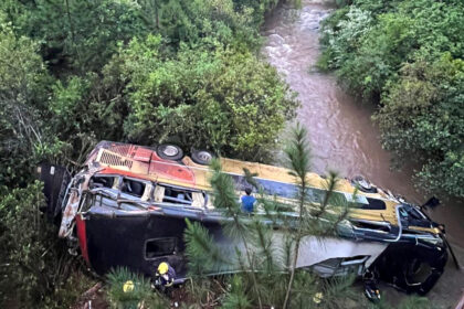Nueve muertos y varios heridos al caer un ómnibus desde un puente en Argentina