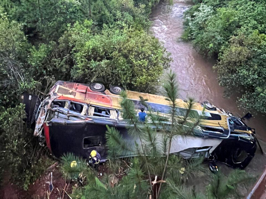 Nueve muertos y varios heridos al caer un ómnibus desde un puente en Argentina