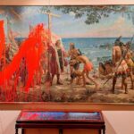 Dos activistas lanzaron pintura contra un cuadro de Cristóbal Colón en el Museo Naval de Madrid