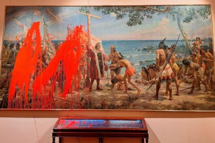 Dos activistas lanzaron pintura contra un cuadro de Cristóbal Colón en el Museo Naval de Madrid