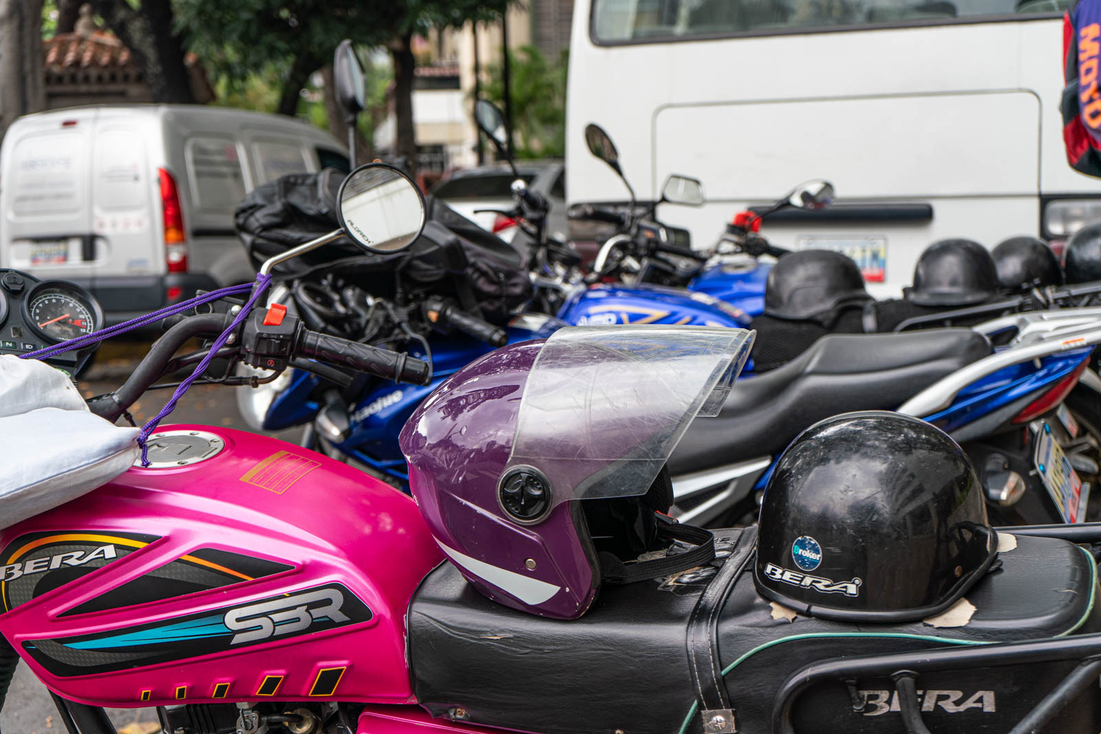 Alcaldía de Chacao implementó un plan piloto de estacionamientos para motos en calles del municipio