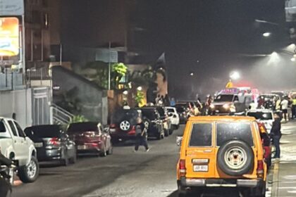 Evacuaron un edificio por incendio de un vehículo en Los Palos Grandes
